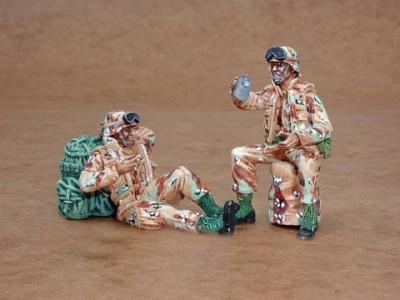 1/35 US Army modern soldiers at rest (2 fig.)