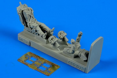 1/48 Soviet Fighter Pilot with ejection seat for M