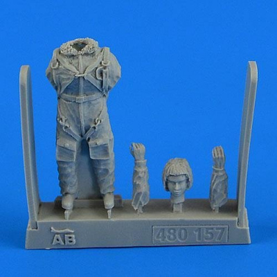 1/48 Soviet Woman Pilot WWII with parachute