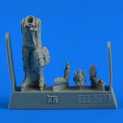 1/48 USAF WWII Pilot with parachute for x kit