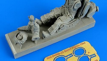 1/32 Soviet Fighter Pilot with ejection seat for M