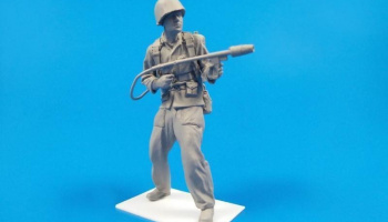 1/35 WW II US Marine soldier with flamethrower M2A