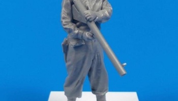 1/35 WWII US Army Soldier with Bazooka M1A2 (Anzio