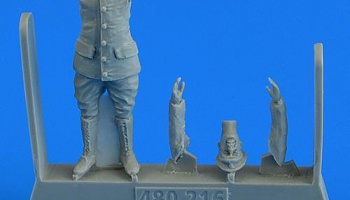 1/48 German or Austro-Hungarian WWI aircraft mechanic for x kit