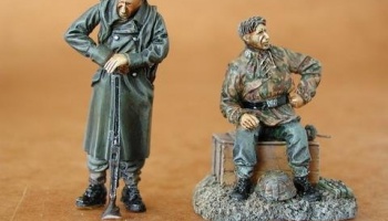 2 Figures F35224 CMK 1//35 Soviet Nurse Treating Wounded Wehrmacht Soldier WWII