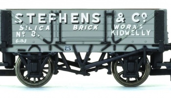 Vagón nákladní HORNBY R6746 - 4 Plank Wagon 'Stephens & Co.'