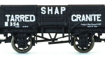 Vagón nákladní HORNBY R6750 - 5 Plank Wagon 'Shap Tarred Granite'
